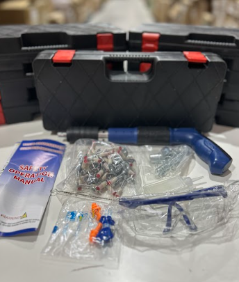 Pistola de clavos con accesorio - additional image 1
